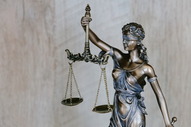 La victime doit-elle être présente au tribunal correctionnel ? Ce qu’il faut savoir