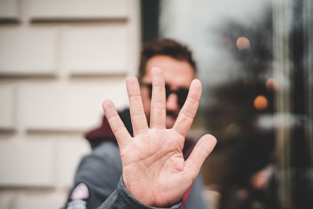 Mon mari refuse de prendre un avocat pour le divorce : que faire en 2026 ?
